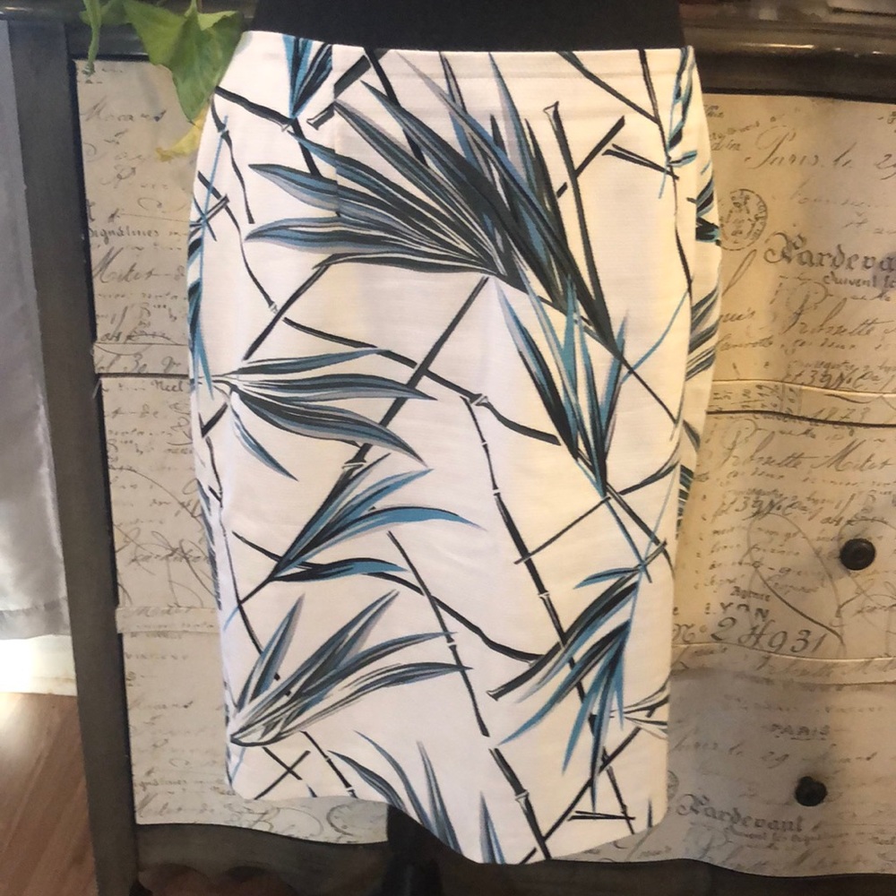 WHBM PALM PRINT PENCIL SKIRT SIZE 8.